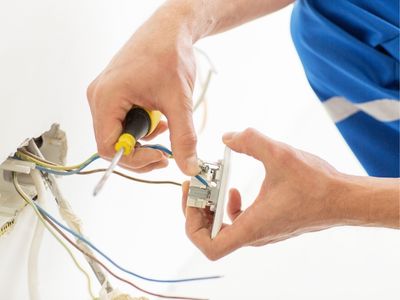Bezpieczne korzystanie z elektrycznych urządzeń domowych – wskazówki dla użytkowników